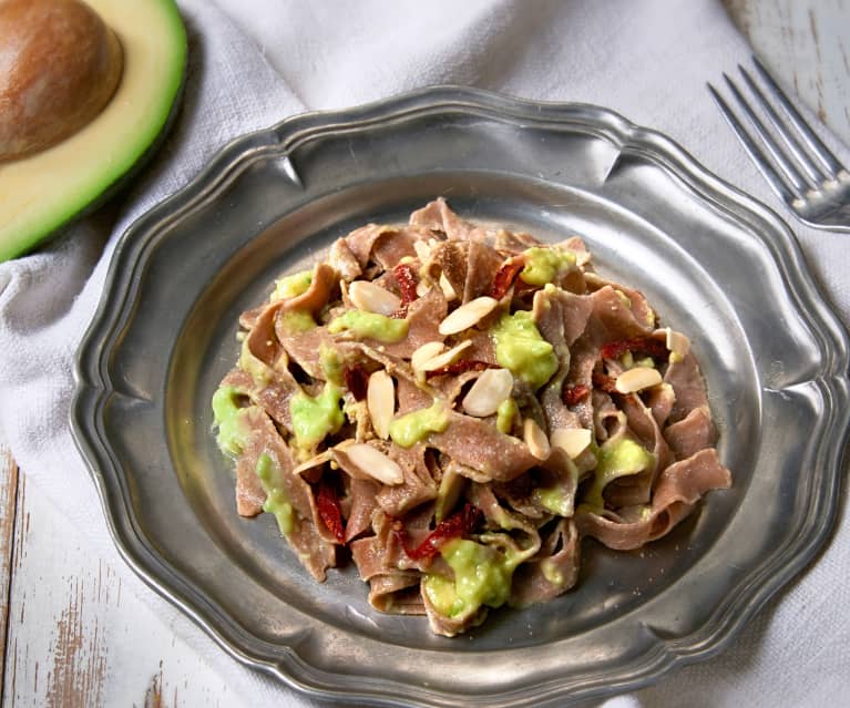 Tagliatelle di farro al pesto di avocado