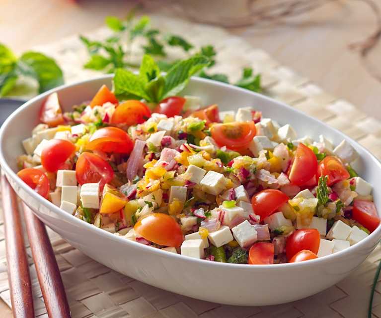 Ensalada de pepinos, rabanitos y pimientos