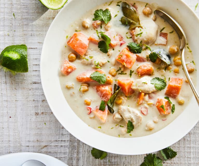 Curry vert de poulet à la patate douce et aux pois chiches