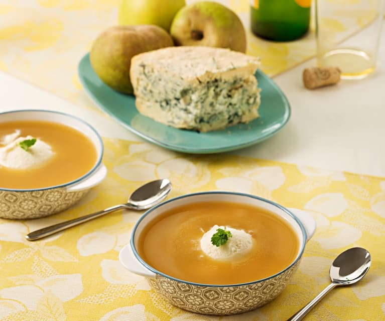 Helado de queso de cabrales con sopa de manzana