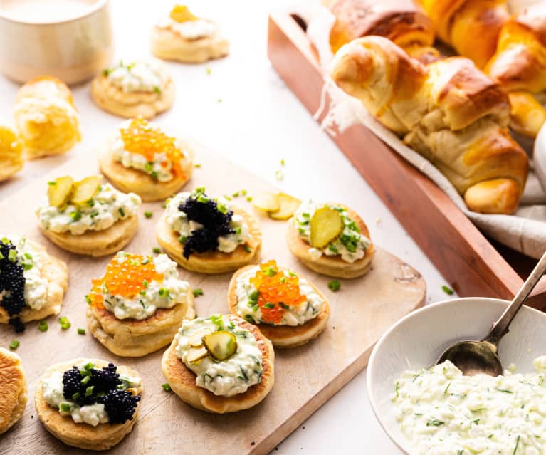 Brunch est-europeo (confettura di mele, cornetti, blinis, crema al latte e tè chai)