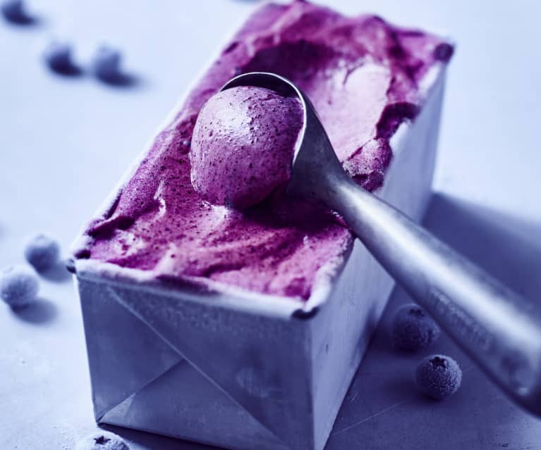 Blaubeer-Glace-Schaum