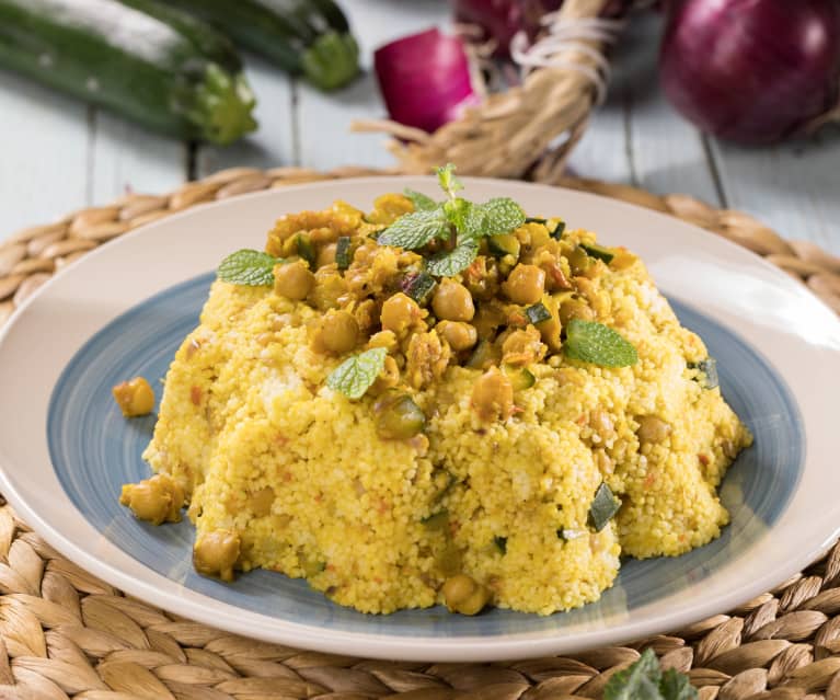 Cous cous integrale con zucchine, ceci e bacche di goji