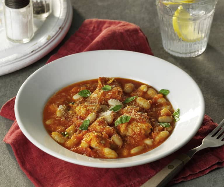 Guisado de frango com feijão-branco e manjericão