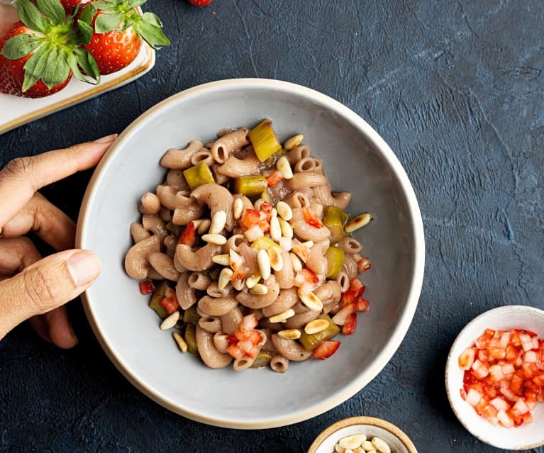 Pasta de trigo sarraceno con espárragos y fresas