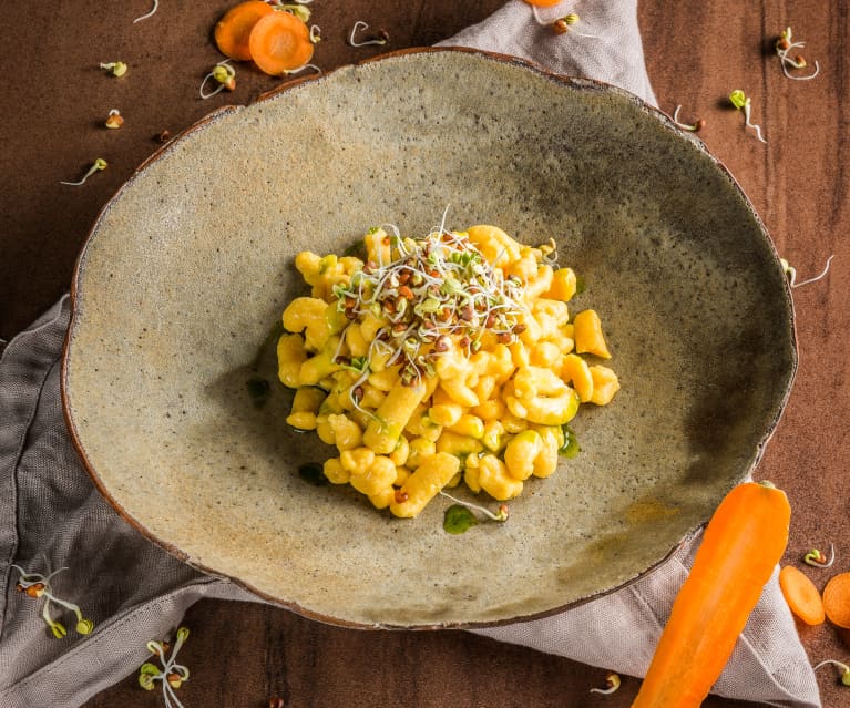 Karottenspätzle mit Petersilienöl und Radieschensprossen