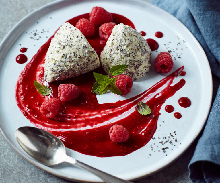 Mohn-Mousse mit Himbeer-Grenadine-Sauce