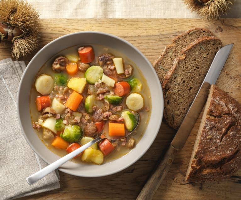 Winterliche Gemüsesuppe mit Maroni und Debreziner (XXL)