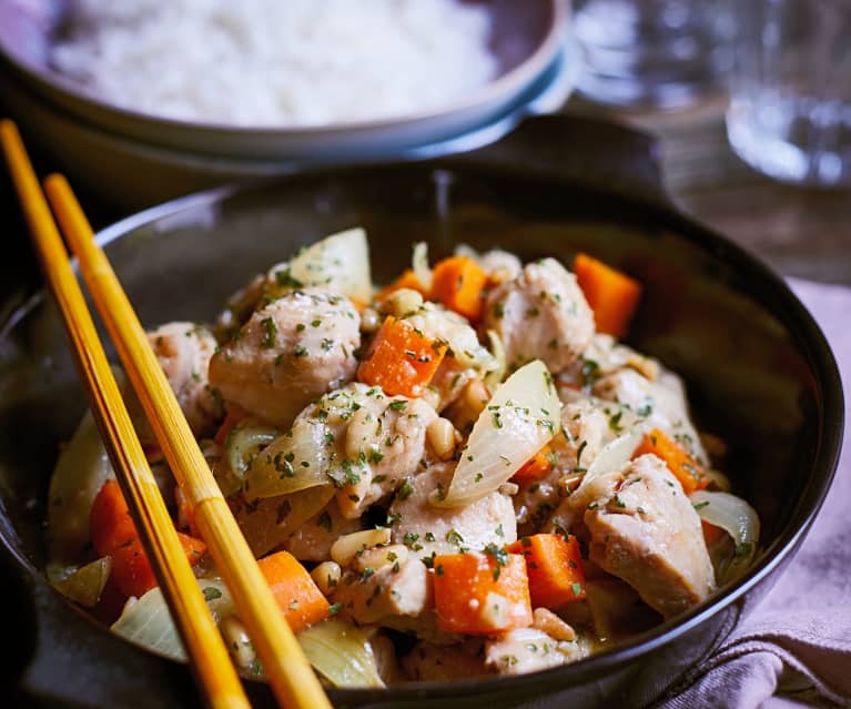 Hähnchen mit Pinienkernen und Zwiebeln