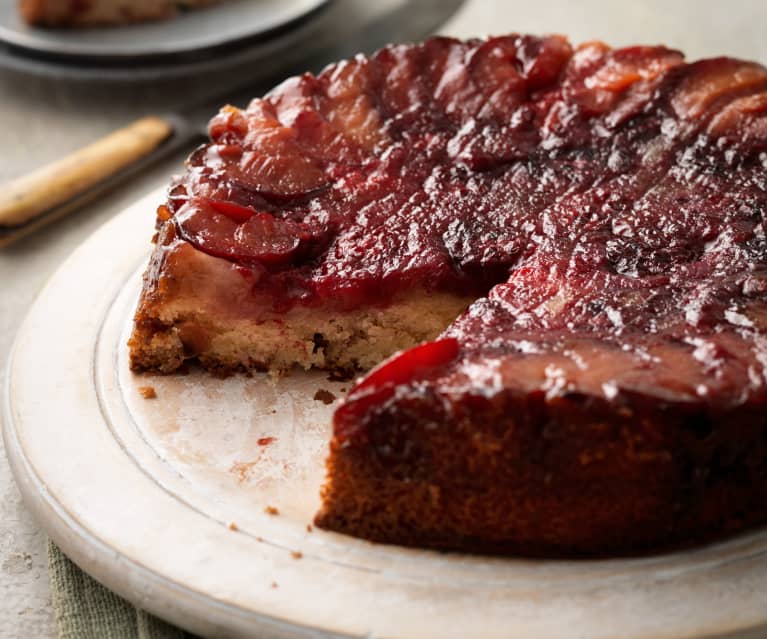 Opp-ned-kake med plomme og bjørnebær