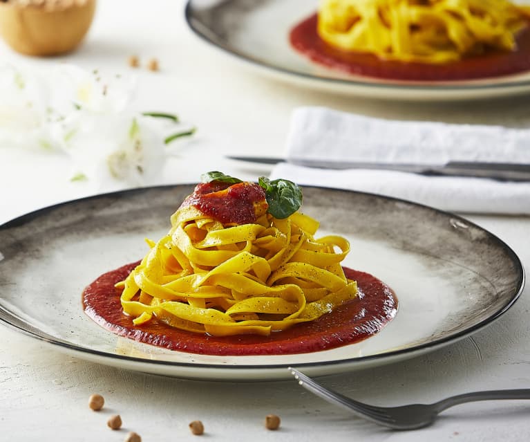 Pasta fresca con farina di ceci (senza glutine) al sugo di pomodoro