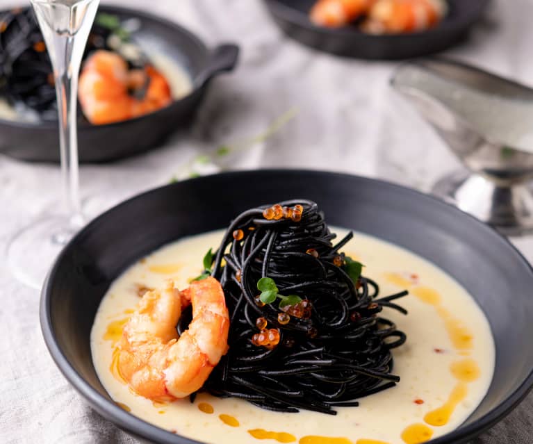 Schwarze Spaghetti mit Parmesan-Sauce und Garnelen