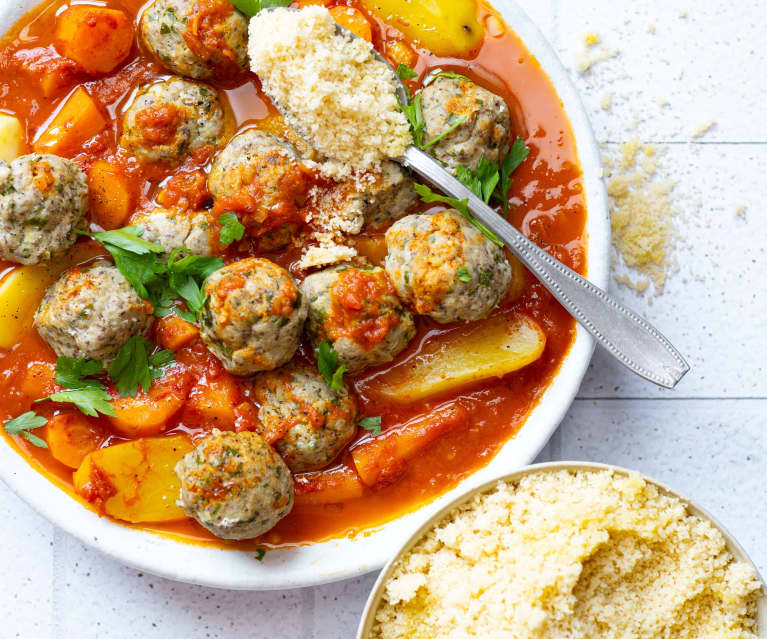 Tajine de boulettes merlan-sardines, sauce tomate et couscous