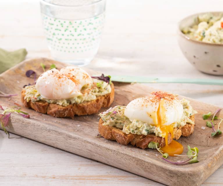 Tostas de alcachofas con huevo mollet