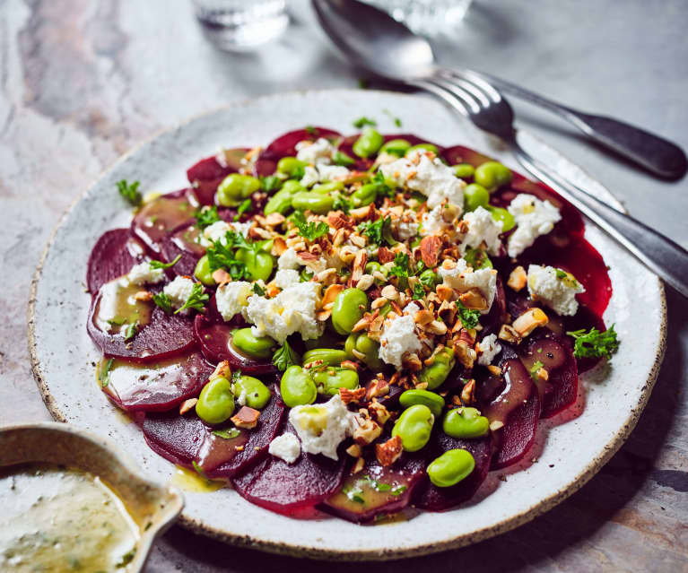 Rote-Bete-Carpaccio mit dicken Bohnen und Ziegenkäse