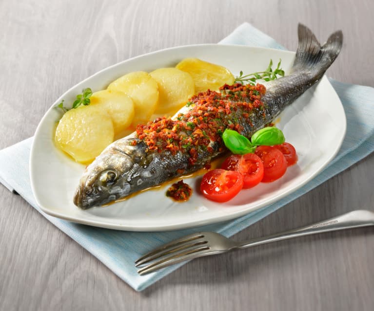 Branzino e patate al vapore in salsa di basilico e pomodorini