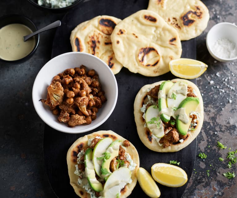 Pane Naan con cavolfiore speziato, salsa Feta e tahini al matcha