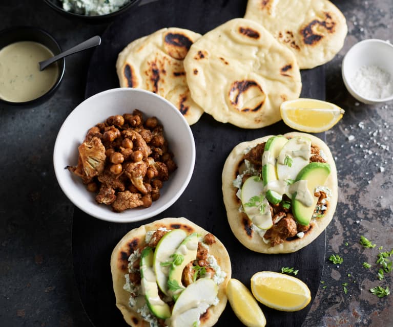 Pão naan com couve-flor de especiarias e tahini de feta e matcha