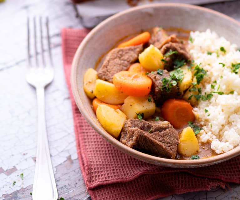 Guisado de carne, arroz de couve-flor e bolo de limão sem glúten