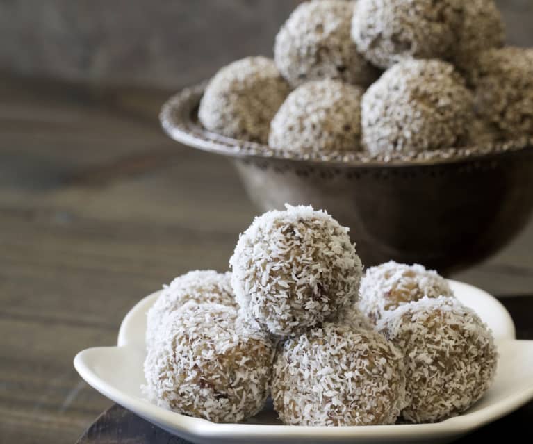 Macadamia Protein Balls with Coconut Butter