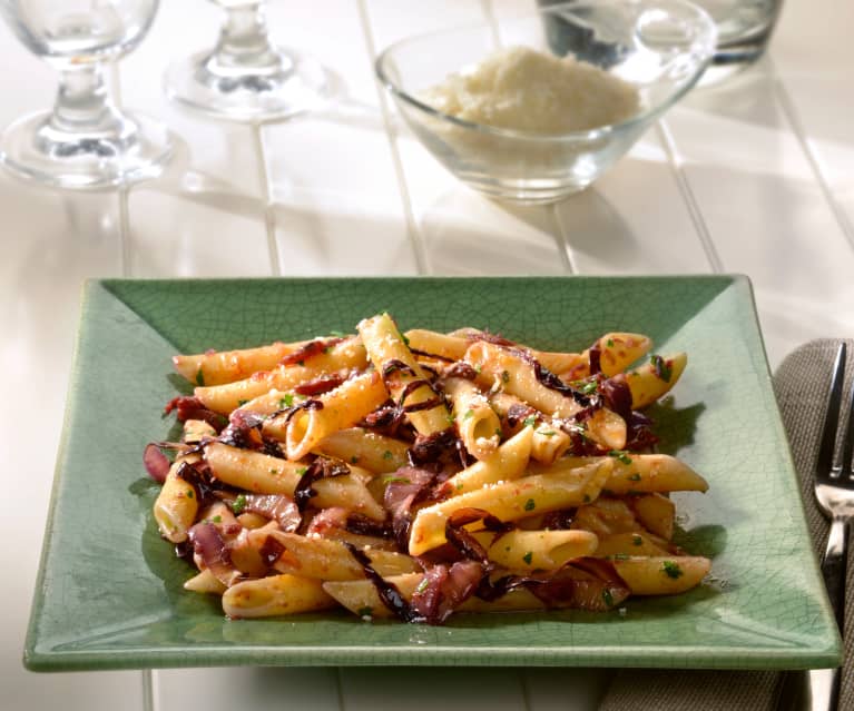 Penne lisce à la sauce tomate et radicchio