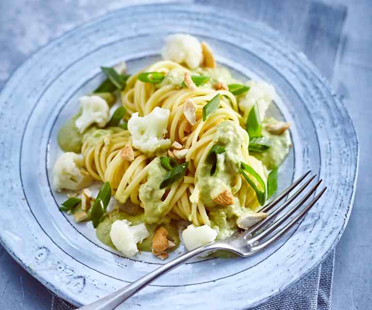 Linguine mit Blumenkohl und Avocado-Schmand-Sauce