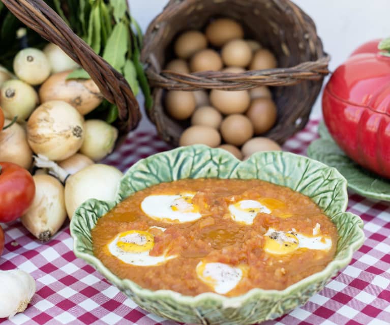 Tomatada com ovos escalfados