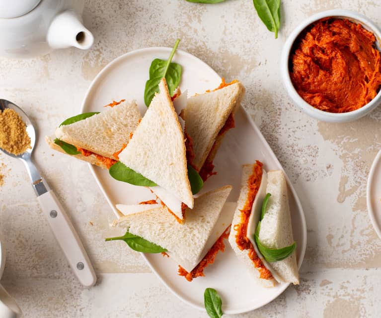 Sándwiches de sobrasada y miel con queso y espinacas