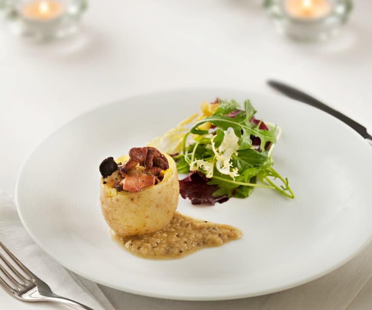 Patatas rellenas de setas y foie con salsa de trufa