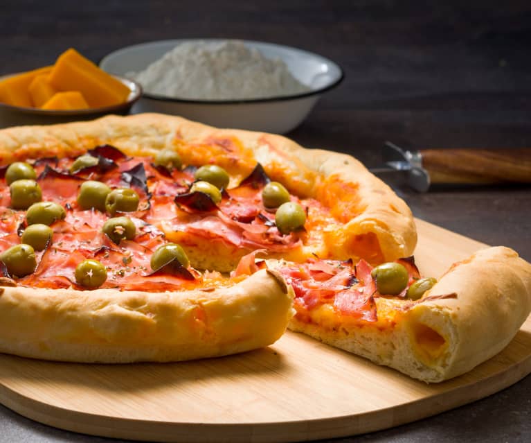 Pizza Con Borde Relleno De Queso Cookidoo La Plataforma De Recetas Oficial De Thermomix