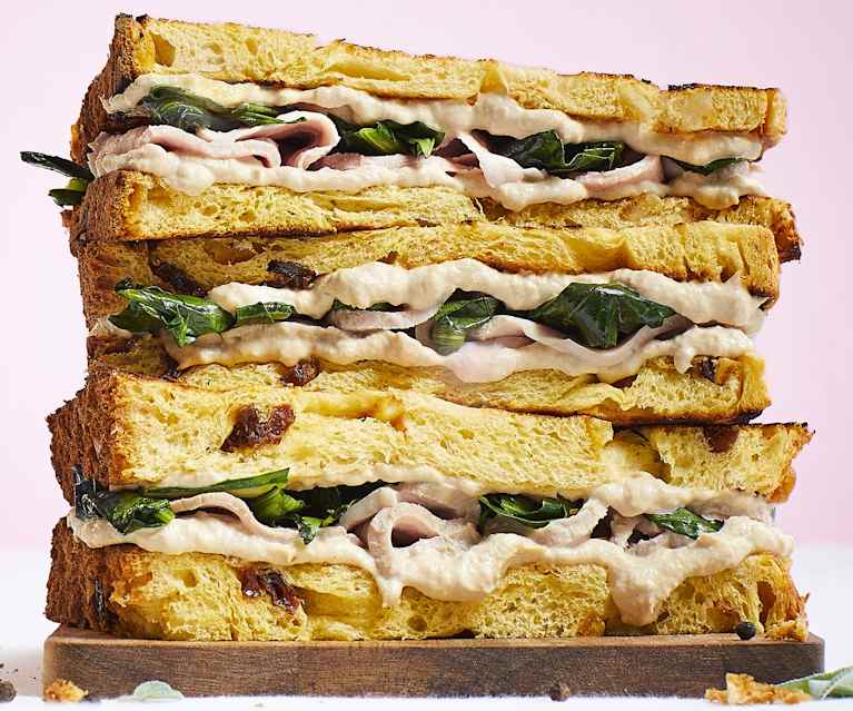 Sandwich di panettone con vitello tonnato