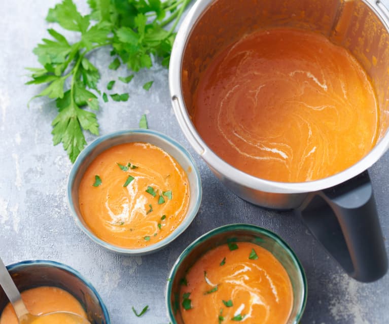 Soupe aux tomates et crème fraîche