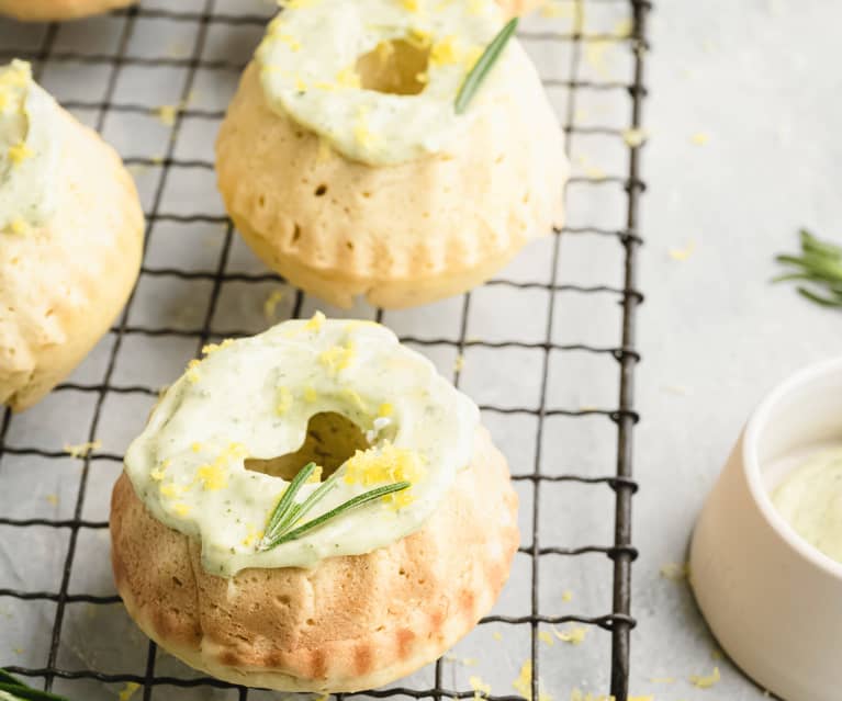 Mini bundt cake de limón con glaseado al romero