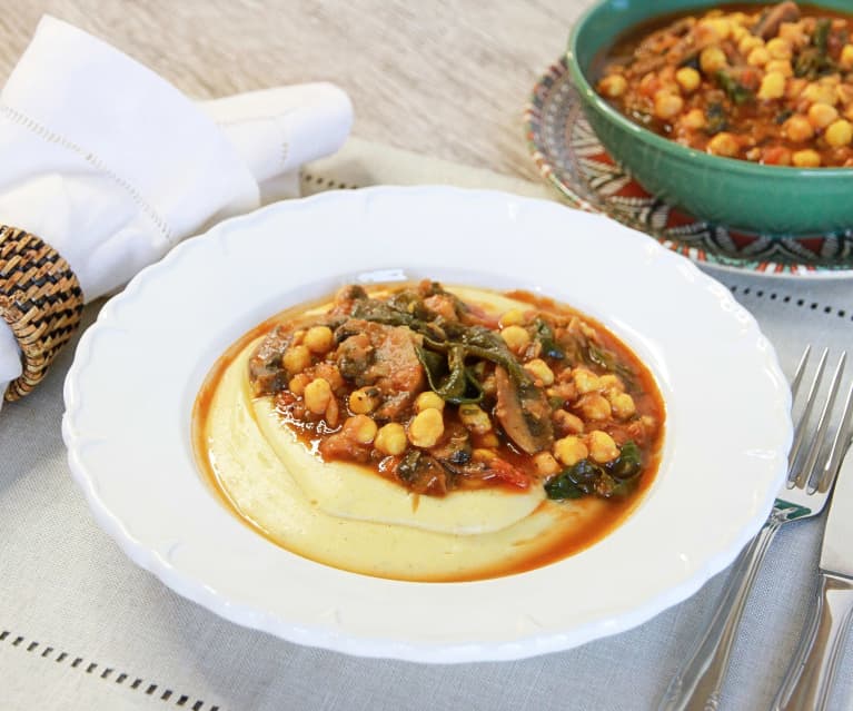 Polenta com ragu de grão de bico