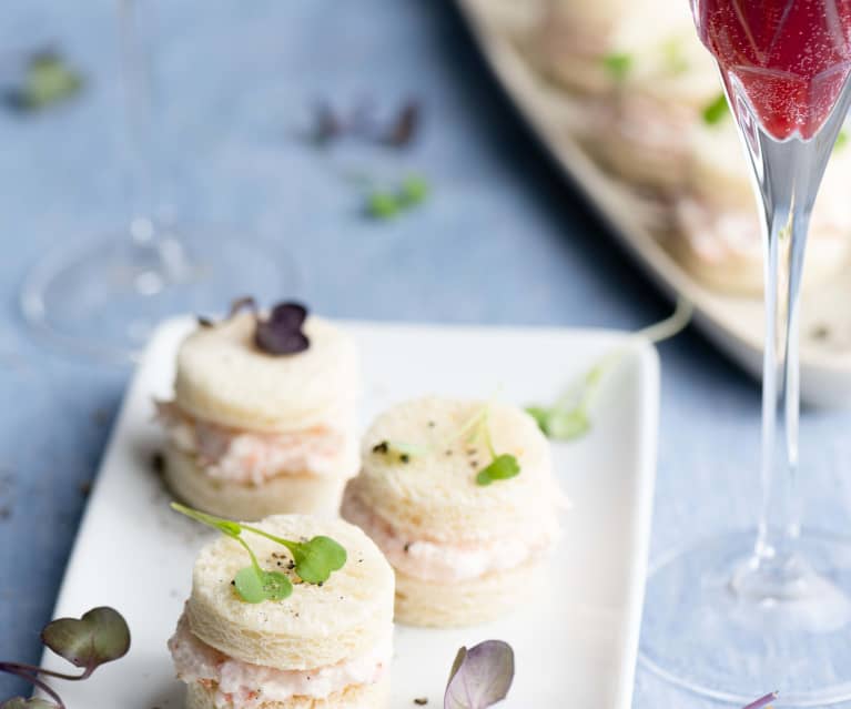 Cocktail de Prosecco e mirtilos e canapés de camarão