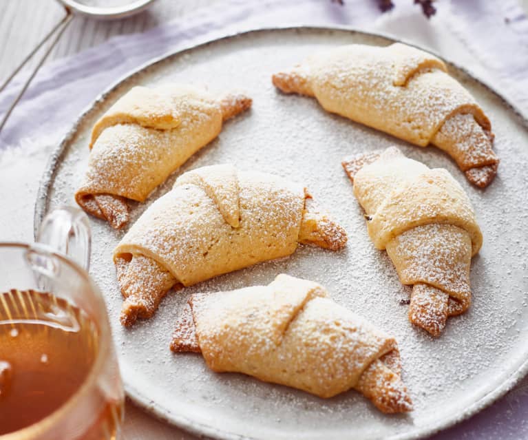 Hörnchen mit Apfel und Lavendel