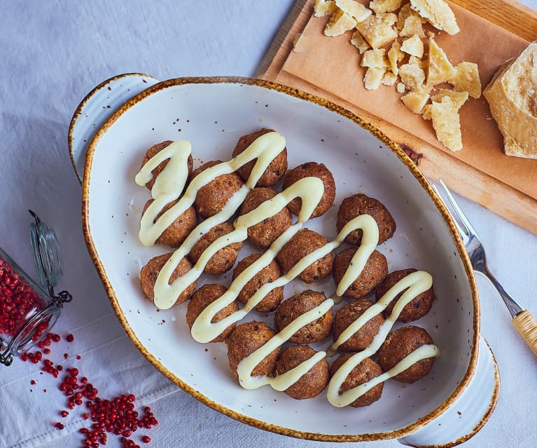 Polpette con prugne e salsa al Parmigiano reggiano