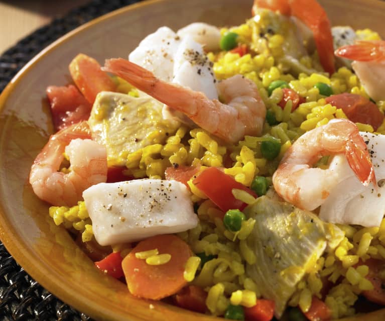 Paella mit Hähnchen, Fisch und Meeresfrüchten