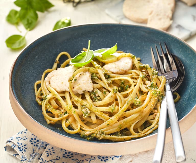 Linguine mit Basilikum-Petersilien-Pesto und veganem Mozzarella ...