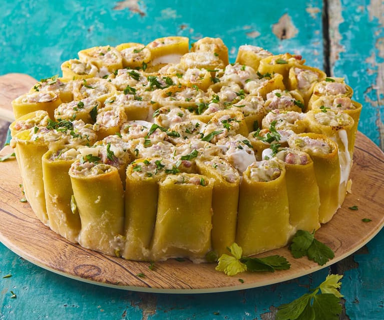 Torta di paccheri in piedi con prosciutto e piselli