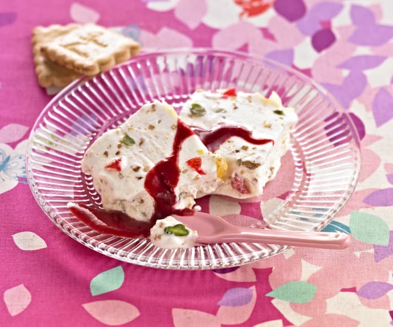 Nougat glacé et son coulis de fruits rouges