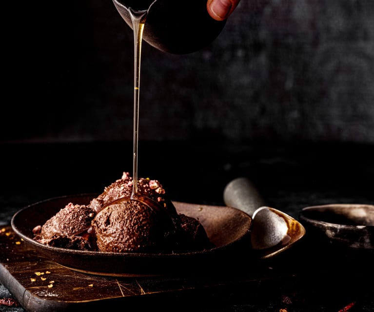 Gelato cioccolato e peperoncino con sciroppo al whiskey