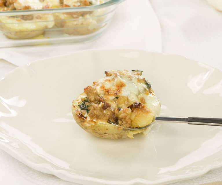 Patatas rellenas con butifarra, verduras y queso provolone