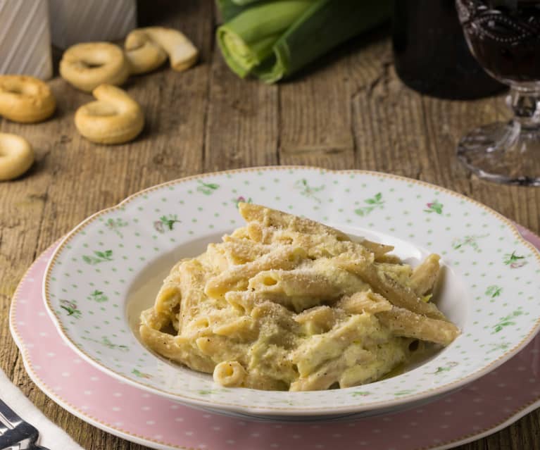 Penne integrali con fonduta di porri