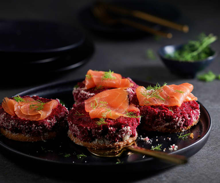 Galleta de parmesano con mousse de remolacha y salmón ahumado