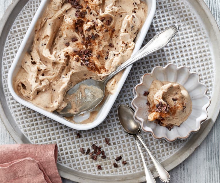 Bananen-Zimt-Eis mit Kakaonibs