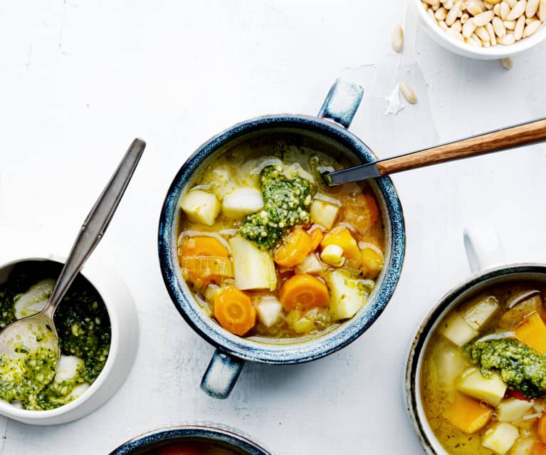 Wolno gotowana zupa z warzyw korzeniowych (z osłoną noża miksującego) z pesto z orzechów nerkowca