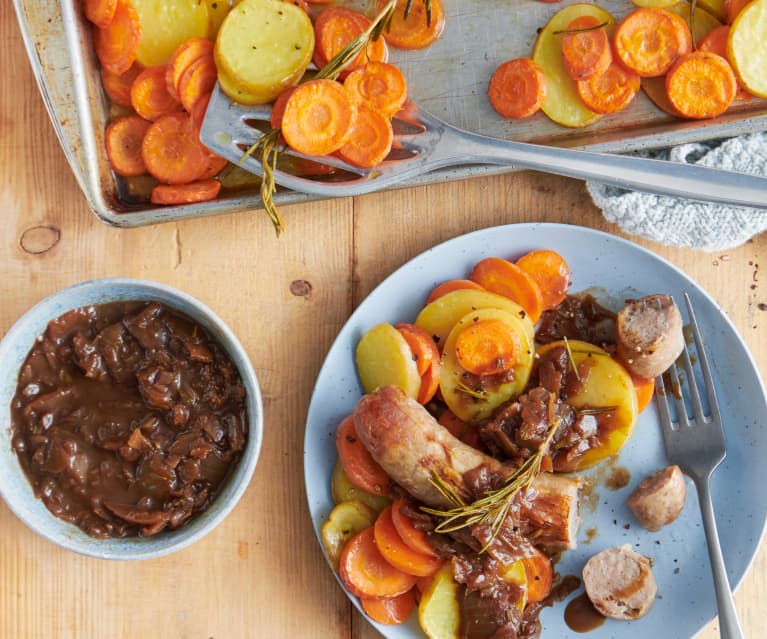 Bratwurst mit Zwiebelsauce und Ofengemüse