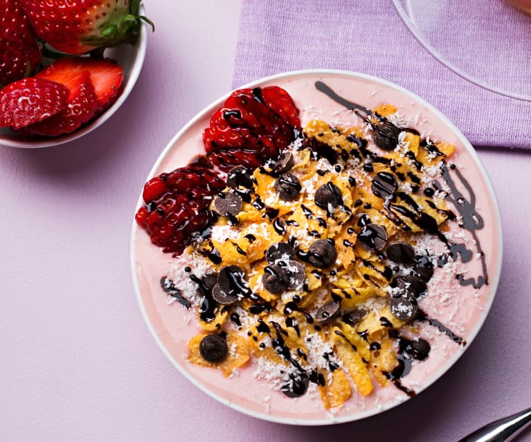 Smoothie bowl de fresas, coco y chocolate