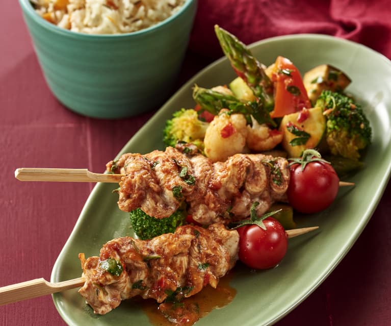 Spiedini di pollo con riso al cumino e insalata tiepida di verdure